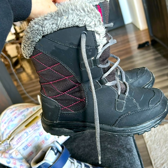 Girls size 1 Columbia boots. - Picture 1 of 2